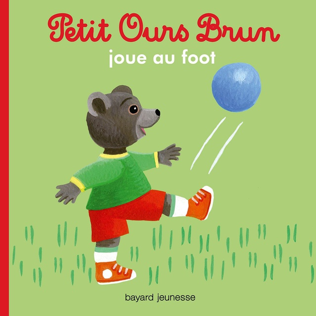 PETIT OURS BRUN JOUE AU FOOT